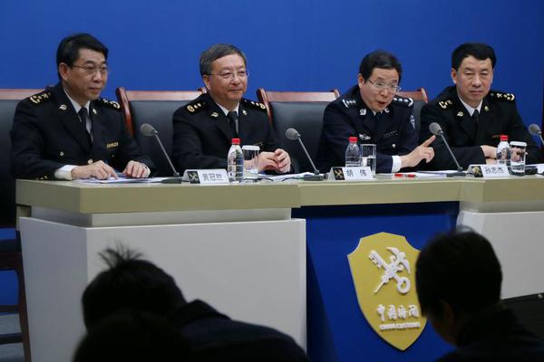 面对难民的情怀与现实_大模型训练