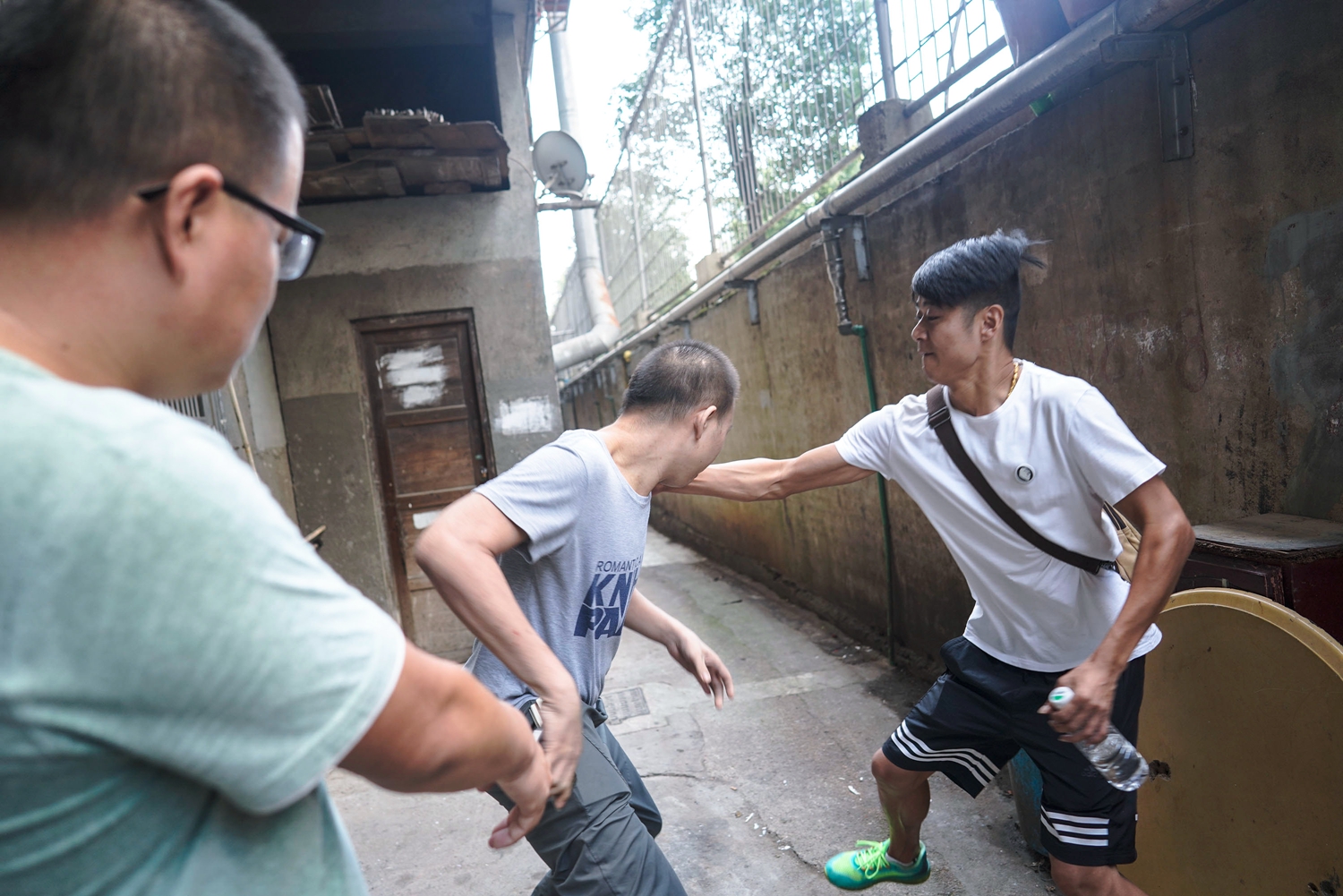 霍启刚晒仨娃合影 哥哥在大笑妹妹在哭闹_云电脑5G