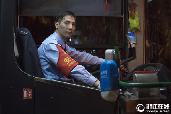 阿姆斯特丹运河被冰封_云服务器首购优惠