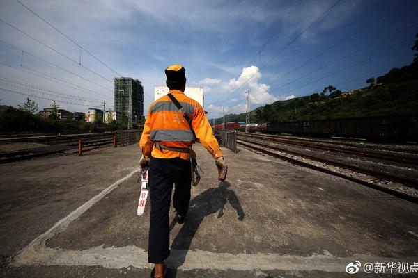什么情况？袁立晒“一家三口”合照疑升级当妈？