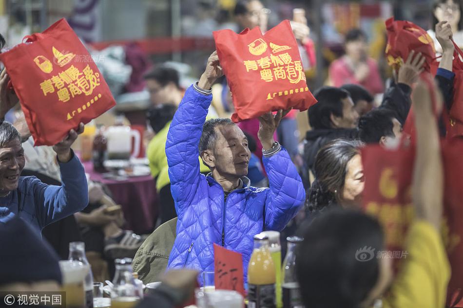 章子怡一袭红裙美得惊艳！4岁醒醒穿牛仔与妈妈同框，气质不得了_1元挂机宝