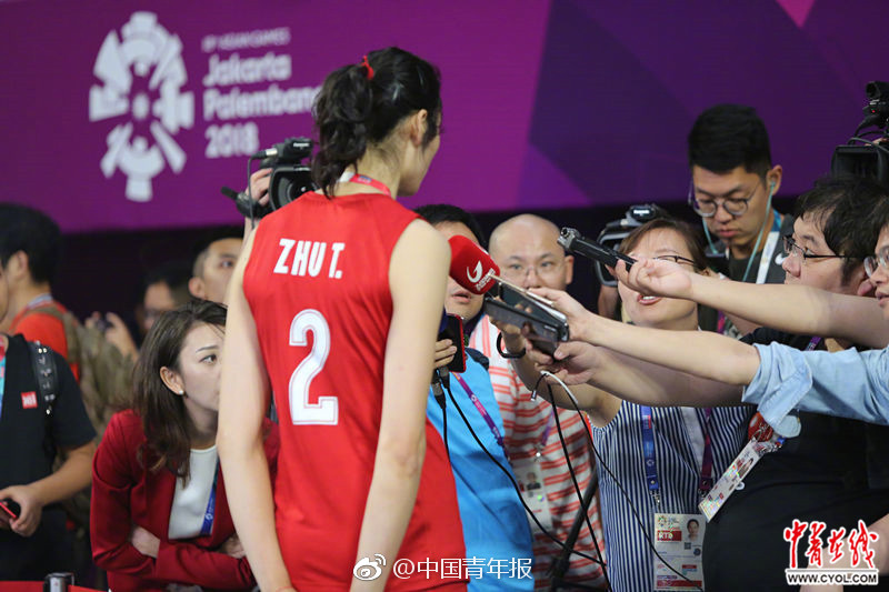 湖北民众省道上趟水摸鱼