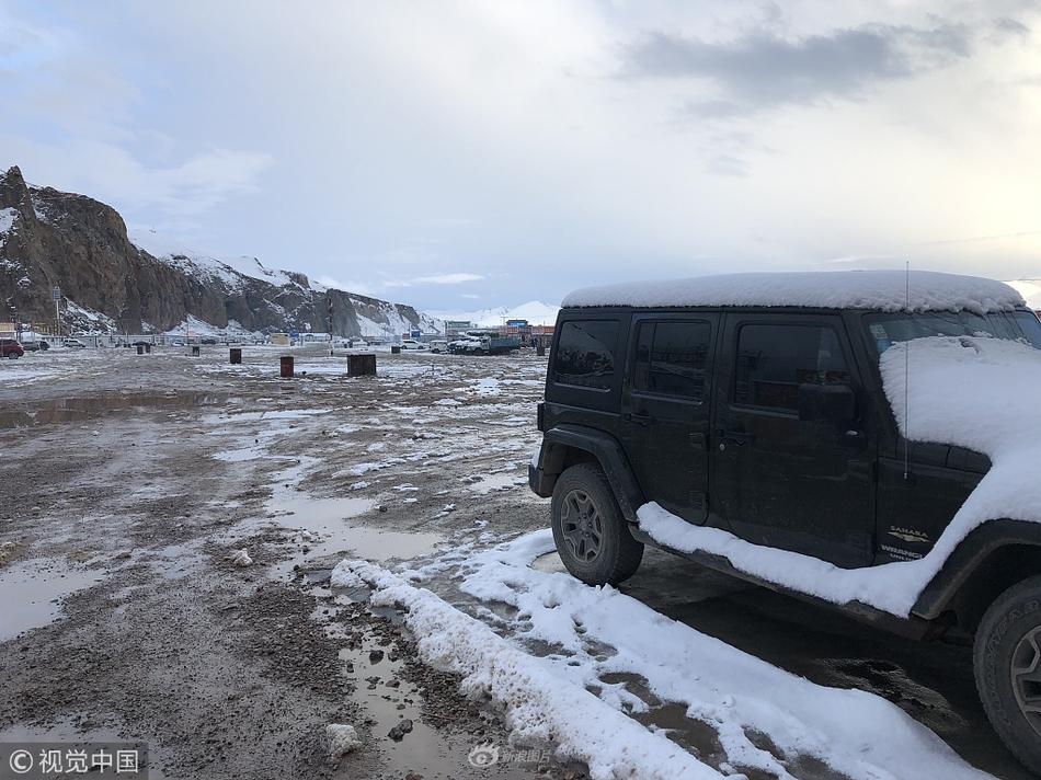 穿平底鞋都能有长腿？艾玛-罗伯茨和郑秀妍可以_CN2云桌面