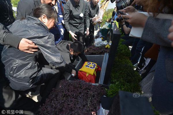 杨幂的小细腿穿单车裤似竹竿 被欧美女星秒杀