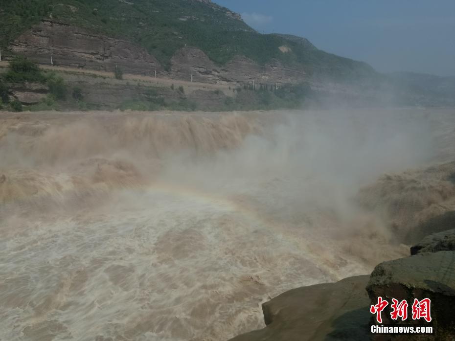 景甜西装配贝雷帽摩登酷帅_云电脑移动办公