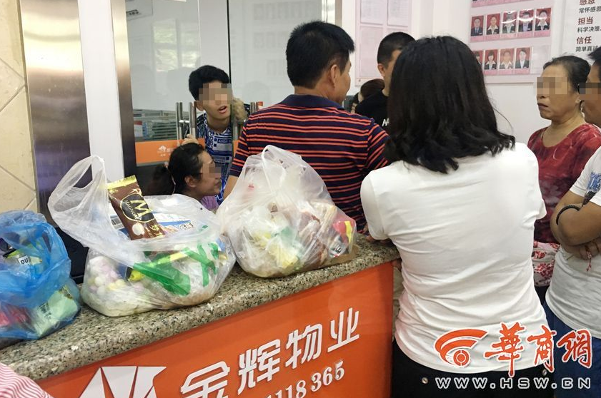 小学副校长课间带头跳鬼步舞