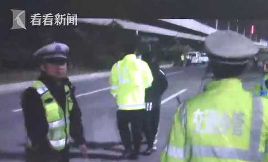 保洁员换上新工装 时尚漂亮堪比白领_稳定挂机宝