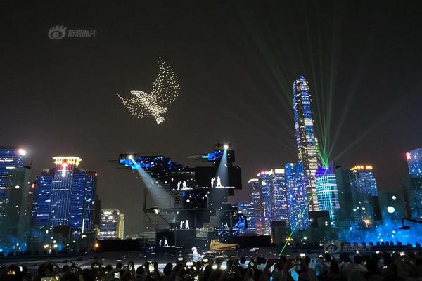 最美逆行！行李箱滚落砸向老人 小伙狂奔截住_9929移动用户