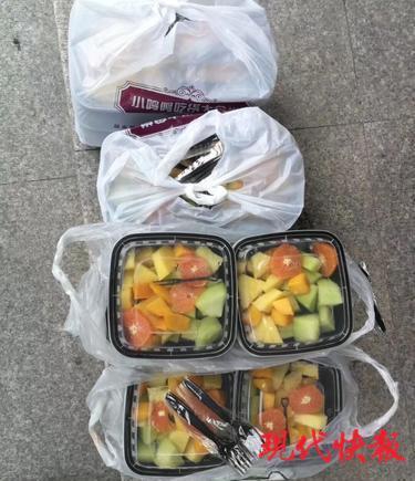 俞飞鸿气质真惊艳，穿灰色大衣搭长筒靴走机场，哪里像是48岁？_挂机宝批量