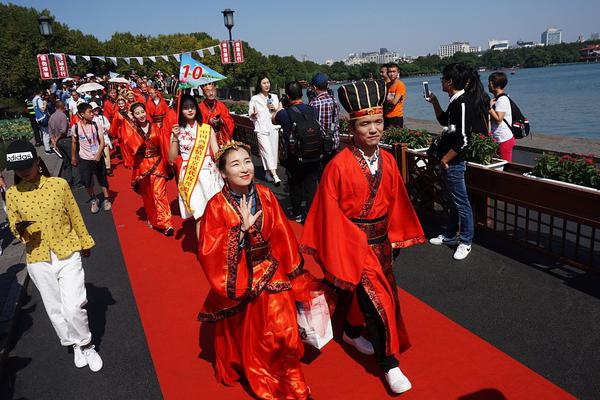 为结婚精心准备了120平法式新房 女友看到感动哭