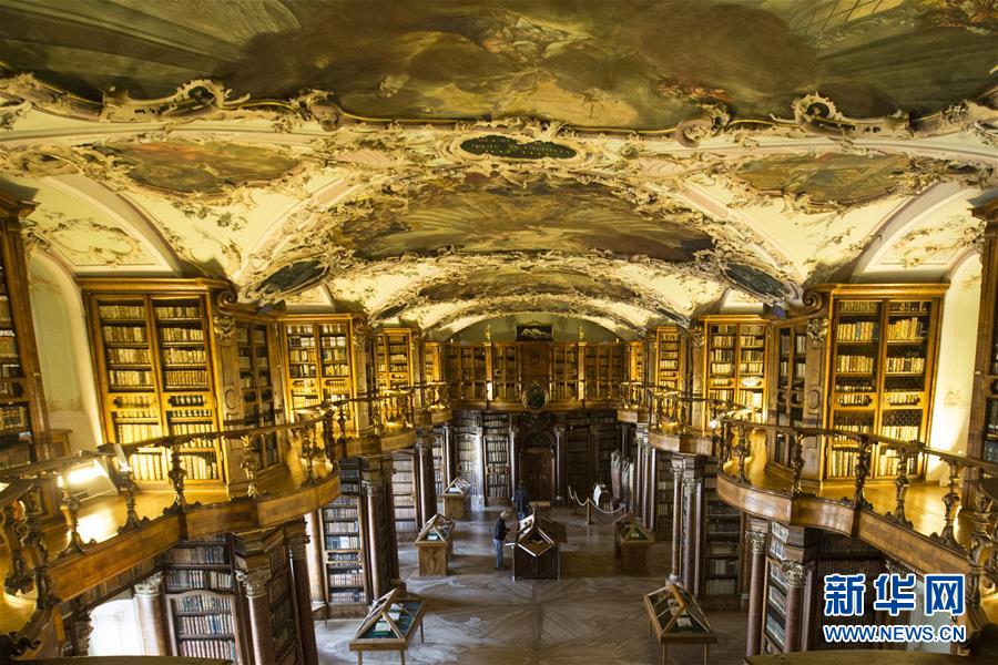 张韶涵黑西装炫酷现身_云电脑远程桌面