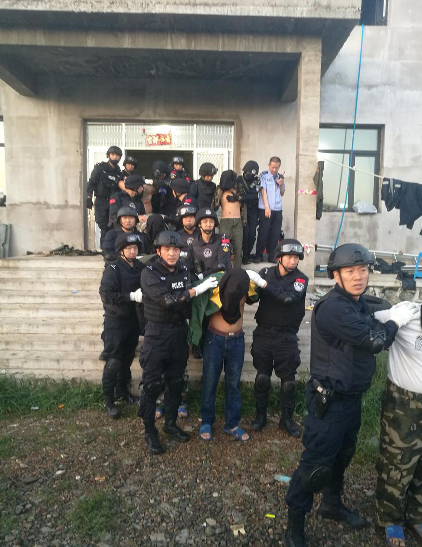 老人乘机嫌排队长打开应急门被拘_香港CN2云服务器