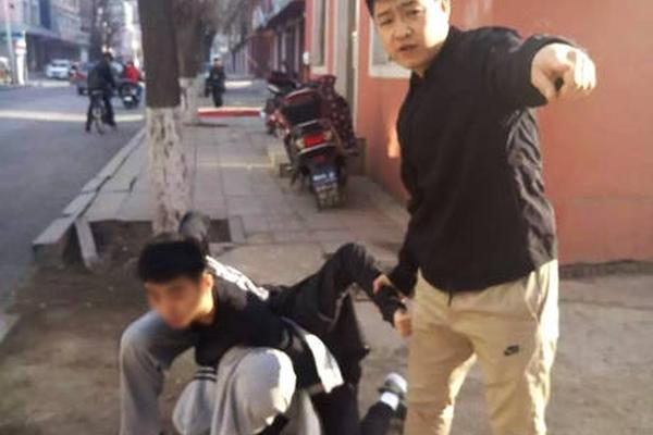 小两口,大路不走走小路,结果迷路了_挂机宝批量