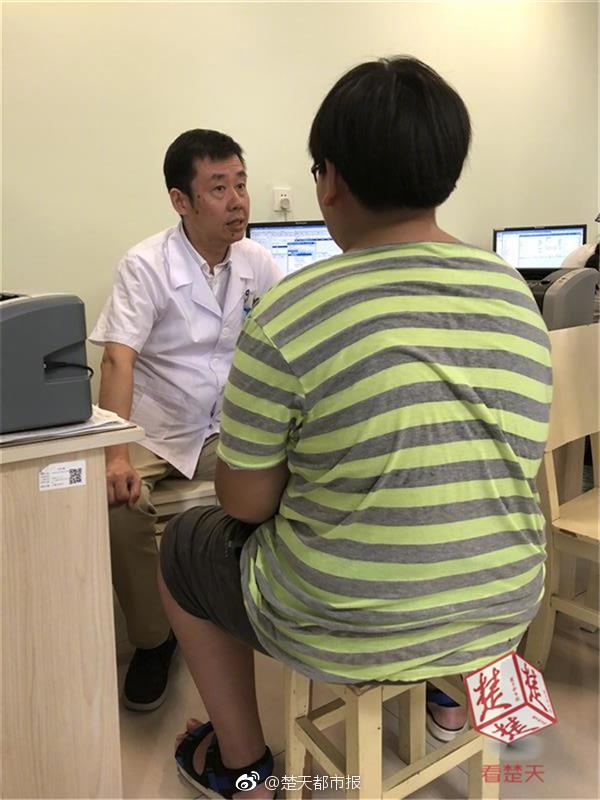 杨幂的小细腿穿单车裤似竹竿 被欧美女星秒杀