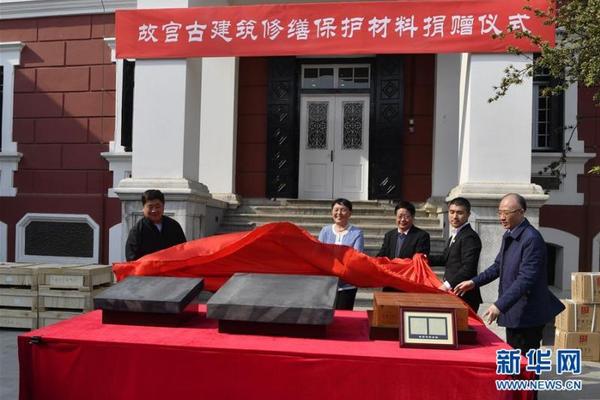 吴亦凡遮掩长发亮相 蔡依林佟丽娅张..._PC替代