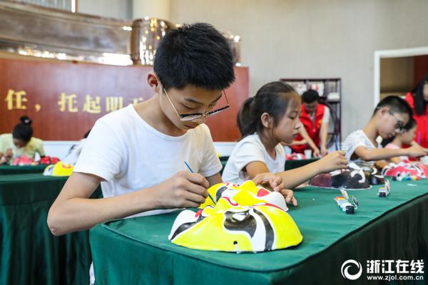 德牧把自己当成孩子,跟小主人抢“妈妈”,谁还不是宝宝呢_CN2服务器价格
