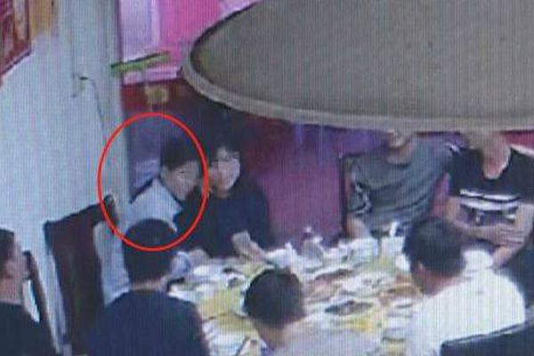 纪检组长收受“九五至尊”香烟等礼品 被免职_企业邮箱