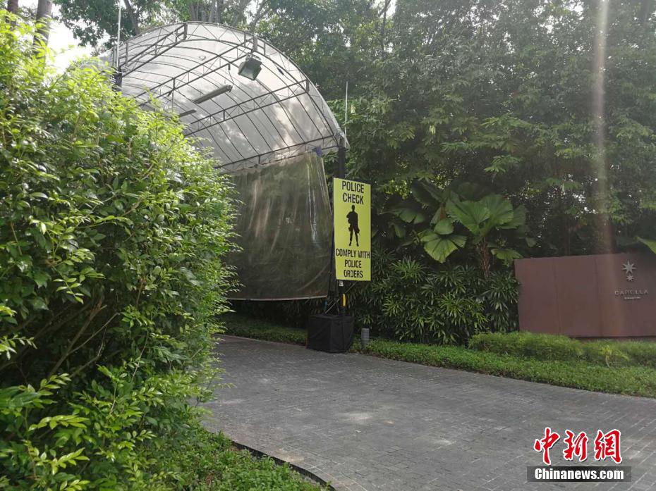 情侣吵架变为肢体冲突 男子当街飞踹掌掴女友