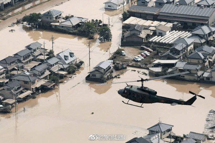 湖北民众省道上趟水摸鱼